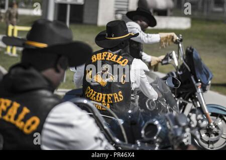 Des bénévoles de la soldats Buffalo Club de moto, la Corée Chapter, rev leurs moteurs pour les soldats participant à la 8e édition du 9-11 mars Ruck sur Camp Humphreys, le 11 septembre. Le ruck mars a été réalisée en souvenir de ceux qui ont perdu la vie au cours de l'attaque du World Trade Center dans le lower Manhattan. La marche a également soulevé l'argent pour le Fonds de secours d'urgence de l'armée. Banque D'Images