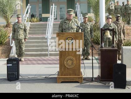 Djibouti - CAMP LEMONNIER, le Maître de 1re classe récemment sélectionné pour le premier maître de l'avant déployée au Camp Lemonnier et Combined Joint Task Force-Horn de l'Afrique (CJTF-HOA), effectuer une cérémonie du Souvenir sur la base, ici, le 11 septembre 2018, en l'honneur du 17e anniversaire de l'attaques terroristes du 11 septembre. CJTF-HOA a été créée pour mener des opérations de stabilité dans la Corne de l'Afrique en réponse aux événements du 11 septembre. Banque D'Images