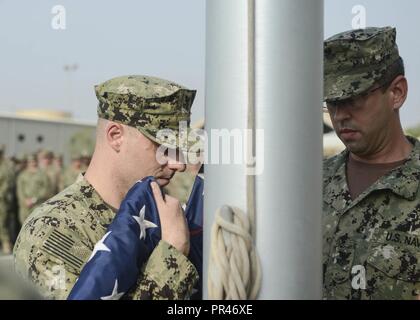 Djibouti - CAMP LEMONNIER, le Maître de 1re classe récemment sélectionné pour le premier maître de l'avant déployée au Camp Lemonnier et Combined Joint Task Force-Horn de l'Afrique (CJTF-HOA), effectuer une cérémonie du Souvenir sur la base, ici, le 11 septembre 2018, en l'honneur du 17e anniversaire de l'attaques terroristes du 11 septembre. CJTF-HOA a été créée pour mener des opérations de stabilité dans la Corne de l'Afrique en réponse aux événements du 11 septembre. Banque D'Images