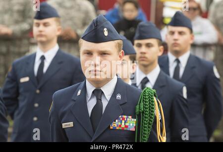 U.S Air Force ROTC Junior stand cadets en formation au cours d'une journée nationale de service et cérémonie du souvenir au RAF Alconbury, Angleterre le 11 septembre 2018. La cérémonie a été réalisée en hommage aux victimes des attaques terroristes qui ont eu lieu le 11 septembre 2001, ainsi que les survivants et ceux qui s'élevait au service en réponse aux attaques. Banque D'Images