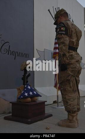 Airman Senior Santiago Blair, Bagram Airfield membre de la garde d'honneur salue le drapeau des États-Unis au cours de la cérémonie du souvenir le 11 septembre 2001 l'aérodrome de Bagram, en Afghanistan, le 11 septembre 2018. La cérémonie était en l'honneur de la vie perdue pendant le 11 septembre, attentats terroristes de 2001, marquant le 17e anniversaire. Banque D'Images