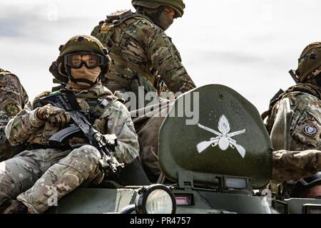 Les soldats ukrainiens ride sur haut de BTR pendant 18 Trident rapide tenue à Viv CCT, l'Ukraine, le 11 septembre. Banque D'Images