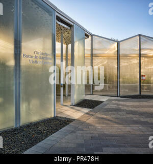 La partie du centre des visiteurs et les serres des Jardins Botaniques de Christchurch, Nouvelle-Zélande, vu sur un matin d'hiver ensoleillé. Banque D'Images