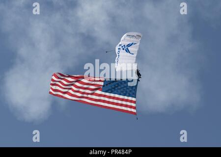 1ère classe Cadet Tyler Cibotti, membre de la U.S. Air Force 'Wings of Blue', l'équipe de saut en parachute descend avec le drapeau américain le 8 septembre 2018, au cours de la queue rouge sur l'Air Show at Montgomery Dannelly Field, Ala. Cibotti envisage de devenir pilote de l'USAF. Banque D'Images