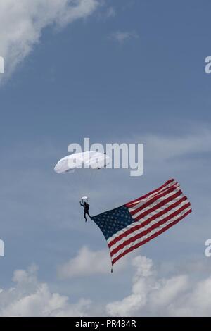 1ère classe Cadet Tyler Cibotti, membre de la U.S. Air Force 'Wings of Blue', l'équipe de saut en parachute descend avec le drapeau américain le 8 septembre 2018, au cours de la queue rouge sur l'Air Show at Montgomery Dannelly Field, Alabama) l'hymne national a été chanté pendant la descente du Cibotti. Banque D'Images