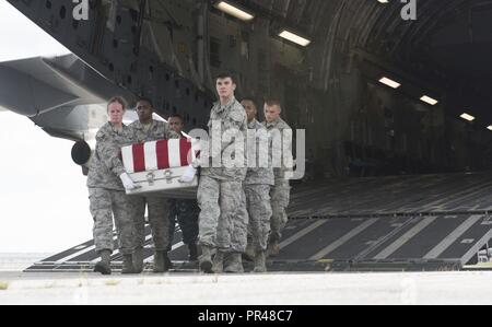 Une équipe de l'US Air Force faire transfert déplace des caisses contenant possible reste de service non identifiés lors d'un des membres honorables transporter à Offutt Air Force Base (AFB), New York, le 13 septembre 2018. Le contenu des cas, récemment rapatriés d'Allemagne et de la France, seront transportés à la défense POW/MIA laboratoire de l'Agence Comptable à Offutt AFB pour l'identification. Banque D'Images