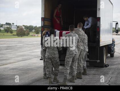 Une équipe de l'US Air Force faire transfert déplace des caisses contenant possible reste de service non identifiés lors d'un des membres honorables transporter à Offutt Air Force Base (AFB), New York, le 13 septembre 2018. Le contenu des cas, récemment rapatriés d'Allemagne et de la France, seront transportés à la défense POW/MIA laboratoire de l'Agence Comptable à Offutt AFB pour l'identification. Banque D'Images