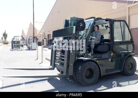 Le s.. Tanner, Caldemone 310e Unité de maintenance d'aéronefs technicien d'armement des avions, conduit un chariot élévateur 10k à Luke Air Force Base, en Arizona, le 18 avril 2018. Le 310e Escadron de chasse est prévue pour effectuer une formation conjointe avec le Marine Corps au Marine Corps Air Station Miramar à San Diego, Californie Banque D'Images