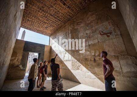 Louxor, Egypte (28 juillet 2018) Les marins de la Marine américaine, affectés à l'USS destroyer lance-missiles Jason Dunham (DDG 109), regardez les hiéroglyphes antiques au Temple de Karnak dans le cadre d'une morale, de bien-être et de loisirs (MWR) visite guidée. Jason Dunham est en Egypte pour faire de l'exercice Eagle 18, un hommage à l'exercice de la surface de la Force navale égyptienne menée pour améliorer l'interopérabilité et l'état de préparation au combat, fortifier les relations militaires et de faire progresser les capacités opérationnelles de l'ensemble des unités participantes. Jason Dunham est déployé sur le 5e flotte américaine zone d'opérations à l'appui de l'opération navale Banque D'Images