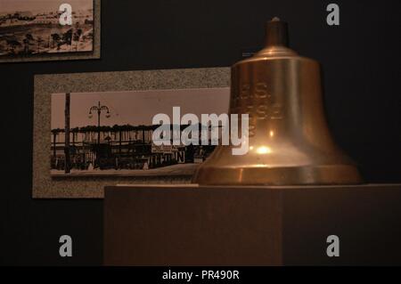 La cloche du navire en laiton de l'USS Breese (DD-122) est sur l'affichage à l'hôtel Hampton Roads Naval Museum, situé dans le centre-ville de Norfolk, Virginie. Elle a été construite à proximité, à Newport News Shipbuilding et lancé en 1918. Elle a été l'un des plus de 100 destroyers de classe Wickes construit par l'US Navy. Le 7 décembre 1941, elle a été amarré à Pearl Harbour. Selon un compte rendu après action, en date du 9 décembre 1941 par ses collègues, puis le capitaine H.F. Stout, USN, son équipage s'est rendu au général quarts à 0755. Au cours de l'attaque aérienne, son équipage a dépensé 45 rounds de 3 pouces AA coquilles, 1700 séries de calibre 50 et 11 min Banque D'Images