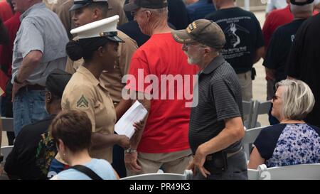 Jim Hollister, un défenseur des anciens combattants de la communauté de Charlotte, parle d'un milieu marin au cours d'une cérémonie d'anciens combattants du Vietnam l'épinglage, 7 septembre 2018, à Charlotte, N.C., dans le cadre de la semaine Charlotte marin. Les Marines ont tenu une cérémonie pour l'épinglage des anciens combattants de la guerre du Vietnam pour les remercier de leur contribution à notre pays. Chaque ancien combattant était d'être reconnu, et a ensuite été approché par un marin en service actif qui a placé une épinglette commémorative sur leur chemise. Semaine Charlotte marin célèbre la contribution des marins locaux dont le service à notre nation a protégé et préservé notre mode de vie Banque D'Images