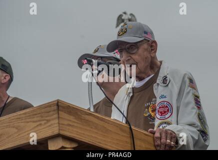 SAN DIEGO (sept. 7, 2018) a pris sa retraite le premier maître de Stu Hedley, un ancien combattant de la Seconde Guerre mondiale et survivant de Pearl Harbor, dirige le chant de "Vogue", au cours de la 15e édition de la journée de fierté des CPO à San Diego qui a eu lieu à bord de l'USS Midway Museum. San Diego le pm la journée de la fierté est le plus grand rassemblement de PM et la lune à travers la marine avec 3 200 participants, parmi les 200 commandements de la Marine dans la région du Sud-Ouest, qui comprend aussi les activités de service communautaire bénévole tout au long de la région du comté de San Diego. Fondée en 2003 par la Force Master Chief Karen O'Connor et accueilli par l'enrôle Leadership Foundation. Banque D'Images