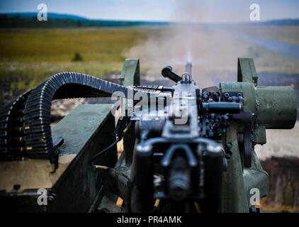 Des soldats du ciel 54e bataillon du génie de la Brigade a tiré une mitrailleuse montée à Grafenwoehr, Allemagne le 7 septembre 2018 lors de la sortie 18 de Sabre. Sabre d'exercice la jonction 18 de l'armée américaine est une Europe-dirigé exercice visant à évaluer l'état de préparation de l'armée américaine 173e Brigade aéroportée d'exécuter des opérations terrestres unifiée dans un environnement mixte, combiné et à promouvoir l'interopérabilité avec les alliés et les pays partenaires. Banque D'Images