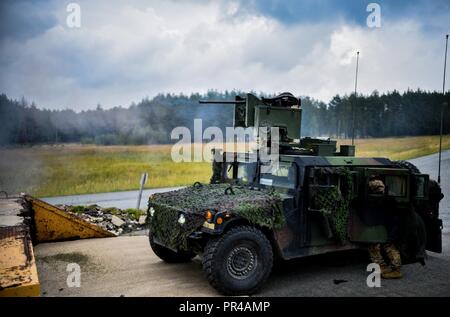 Des soldats du ciel 54e bataillon du génie de la Brigade a tiré une mitrailleuse montée à Grafenwoehr, Allemagne le 7 septembre 2018 lors de la sortie 18 de Sabre. Sabre d'exercice la jonction 18 de l'armée américaine est une Europe-dirigé exercice visant à évaluer l'état de préparation de l'armée américaine 173e Brigade aéroportée d'exécuter des opérations terrestres unifiée dans un environnement mixte, combiné et à promouvoir l'interopérabilité avec les alliés et les pays partenaires. Banque D'Images