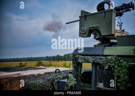 Des soldats du ciel 54e bataillon du génie de la Brigade a tiré une mitrailleuse montée à Grafenwoehr, Allemagne le 7 septembre 2018 lors de la sortie 18 de Sabre. Sabre d'exercice la jonction 18 de l'armée américaine est une Europe-dirigé exercice visant à évaluer l'état de préparation de l'armée américaine 173e Brigade aéroportée d'exécuter des opérations terrestres unifiée dans un environnement mixte, combiné et à promouvoir l'interopérabilité avec les alliés et les pays partenaires. Banque D'Images