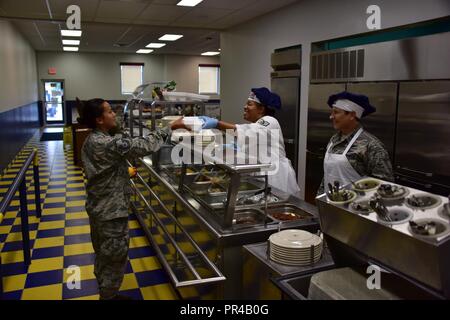 Nouveau château Air National Guard Base, Del - Le Colonel Dawn L. Junk, commandant, 166e mission groupe de support, aide les membres de la 166e vol Services servant le déjeuner du 8 septembre 2018. En reconnaissance de la Journée de reconnaissance de la clientèle, préparé un repas spécial pour les clients de la salle à manger. Banque D'Images