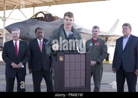 Le Capitaine Richard 'Lancer' Brennan, un pilote de F35 à Eglin AFB, Floride, prend la parole lors de la conférence de presse F35, 7 septembre 2018, à Dannelly Field, Ala. le F-35 était à Dannelly Field pour la Red Tails sur Montgomery Air Show. Banque D'Images