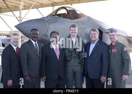 (De gauche à droite) Monsieur le Maire Todd Strange, le sénateur David Burkette Comté, Elton Dean, président de la Commission, le Capitaine Richard 'Lancer' Brennan, Conseiller Richard Bollinger, et le colonel Ed Casey posent en face de F35 F35 après la conférence de presse, 7 septembre 2018, à Dannelly Field, Ala. le F-35 était à Dannelly Field pour la Red Tails sur Montgomery Air Show. Banque D'Images