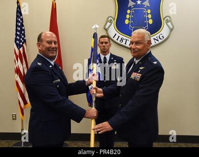 Le colonel Joseph Benson, commandant sortant de la 118e Groupe médical, passe le groupe-guide sur le drapeau au colonel James Hagar, vice-commandant de la 118e Escadre, dans une cérémonie de passation de commandement le 9 septembre 2018 à Berry Field Air National Guard Base, Nashville, Tennessee. Benson a quitté le commandement du groupe à la 118e Groupe médical médecin Colonel Peter Geleskie. Banque D'Images