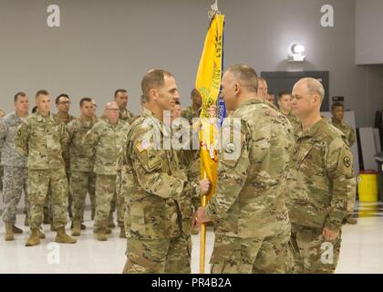 Le lieutenant-colonel Kevin A. Manley, nouveau commandant du 3e bataillon du 397e Régiment d'observation coach/entraîneur, prend le commandement du colonel drapeau Marinkovich C. Dragomir, commandant de la 1re Brigade d'opérations, 86e Division de la formation, de signalisation sa prise de commandement du lieutenant-colonel William G. Hagerdorn, le commandant sortant de 3e Bn., 397e OC/T Regt., lors de la cérémonie de passation de commandement à la 83e Division d'infanterie de réserve de l'armée américaine Memorial Center à Whitehall, Ohio, 9 septembre 2018. Banque D'Images