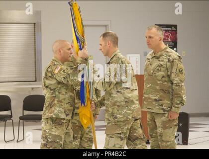 Le lieutenant-colonel Kevin A. Manley, le nouveau commandant du 3e bataillon du 397e Régiment d'observation coach/entraîneur passe sa commande nouveau drapeau pour Command Sgt. Le major Timothy W. Renninger, le sergent-major de commandement du 3e Bataillon, 397e OC/T Regt., lors de la cérémonie de passation de commandement à la 83e Division d'infanterie de réserve de l'armée américaine Memorial Center à Whitehall, Ohio, 9 septembre 2018. Banque D'Images