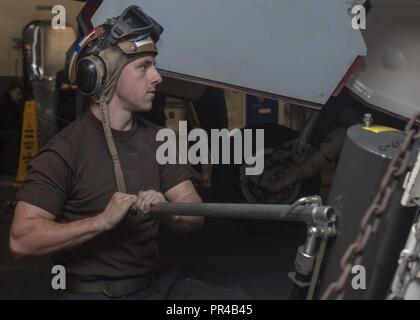 Océan Atlantique (septembre 1994). 9, 2018) l'Aviation aviateur mécanicien structurels James Calseo, affecté à la 'Red Rippers' de Strike Fighter Squadron VFA-11, s'occupe de l'entretien d'un F/A-18F Super Hornet dans la zone à bord de la classe Nimitz porte-avions USS Harry S. Truman (CVN 75). Harry S. Truman mène des opérations de maintien dans l'Atlantique. Banque D'Images