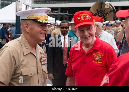 Le Commandant de la Marine Corps général Robert B. Neller parle aux anciens combattants Marine après la cérémonie de clôture de la semaine Charlotte, 9 septembre 2018, à Charlotte, N.C., Général Neller est le 37e commandant de la Marine Corps. Semaine Charlotte marin est une chance pour la population de la grande région de Charlotte pour répondre à marines et d'en apprendre davantage sur le corps, et l'histoire, les traditions, et sa valeur pour le pays. Banque D'Images