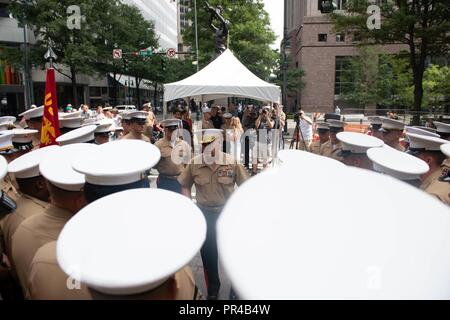 Le Commandant de la Marine Corps général Robert B. Neller parle aux Marines américains après la cérémonie de clôture de la semaine Charlotte, 9 septembre 2018, à Charlotte, N.C., Général Neller est le 37e commandant de la Marine Corps. Semaine Charlotte marin est une chance pour la population de la grande région de Charlotte pour répondre à marines et d'en apprendre davantage sur le corps, et l'histoire, les traditions, et sa valeur pour le pays. Banque D'Images
