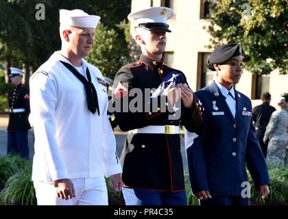 BILOXI, Mississippi -- technicien électronique 1re classe Bryant Allenbaugh (à gauche), qui est prévue pour la promotion de premier maître (CPO) Le 14 septembre, des marches avec le U.S. Marine Corps Pvt. 1re classe Ryan Smith et U.S. Air Force aviateur Senior Jexsira DeToma pendant le Centre de formation technique de l'Aviation Navale (CNATTU Keesler) Cérémonie de commémoration du 11 septembre 11 septembre à bord de base aérienne de Keesler, Mississippi. Le CNATTU-Keesler accueilli cérémonie a été conçu pour fournir aux participants un point de convergence et de rassemblement pour rendre hommage aux quelque 3 000 individus tués et 6 000 blessés au cours de la 11 septembre, 2 Banque D'Images