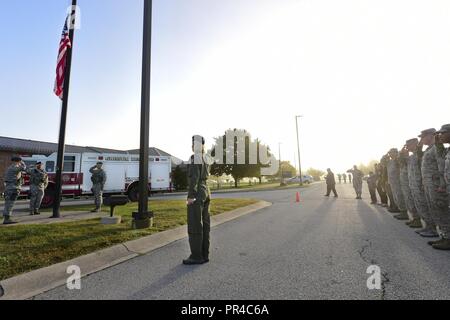 Le colonel de l'US Air Force Anne Noel, 434e Escadre de ravitaillement en vol, vice-commandant salue le drapeau avec les membres de la 434e ARW au cours d'une cérémonie commémorative du 11 septembre à Grissom Air Reserve Base, Ind., le 11 septembre 2018. Plus de 50 pompiers, police, aviateurs, des sous-officiers, officiers, et les civils se sont réunis pour rendre un dernier hommage. Banque D'Images