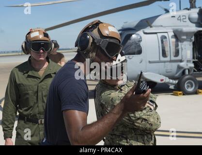 La NORFOLK (sept. 11, 2018) en prévision de l'arrivée de l'ouragan Florence, les marins de la mer de l'Escadron d'hélicoptères de combat (HSC) préparer 28 Sea Hawk MH-60S hélicoptères pour évacuer Norfolk Naval Station d'assurer la sécurité du personnel et éviter les dommages à l'actif de la Marine comme d'une mesure proactive. Plus de 100 routes de Hampton basé aéronefs affectés à la Marine, commandant de l'Atlantique de la Force aérienne ont quitté la région à la suite de l'orage. Les avions sont détournés de leurs bases en six autres États qui ne sont pas menacées par l'ouragan. Commandant, Commandement de la flotte américaine a ordonné à tous les navires de la marine américaine en Banque D'Images