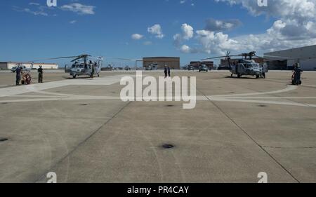 La NORFOLK (sept. 11, 2018) en prévision de l'arrivée de l'ouragan Florence, marins affectés à l'Escadron d'hélicoptères de combat de la mer (HSC) préparer 28 Sea Hawk MH-60S hélicoptères pour évacuer Norfolk Naval Station d'assurer la sécurité du personnel et éviter les dommages à l'actif de la Marine comme d'une mesure proactive. Plus de 100 routes de Hampton basé aéronefs affectés à la Marine, commandant de l'Atlantique de la Force aérienne ont quitté la région à la suite de l'orage. Les avions sont détournés de leurs bases en six autres États qui ne sont pas menacées par l'ouragan. Aux États-Unis, commandant du Commandement de la flotte de la Marine américaine a ordonné à tous les shi Banque D'Images