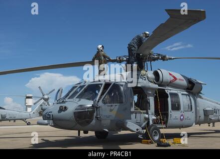 La NORFOLK (sept. 11, 2018) en prévision de l'arrivée de l'ouragan Florence, des marins de la mer de l'Escadron d'hélicoptères de combat (HSC) préparer 28 Sea Hawk MH-60S hélicoptères pour évacuer Norfolk Naval Station d'assurer la sécurité du personnel et éviter les dommages à l'actif de la Marine comme d'une mesure proactive. Plus de 100 routes de Hampton basé aéronefs affectés à la Marine, commandant de l'Atlantique de la Force aérienne ont quitté la région à la suite de l'orage. Les avions sont détournés de leurs bases en six autres États qui ne sont pas menacées par l'ouragan. Commandant, Commandement de la flotte américaine a ordonné à tous les navires de la Marine américaine dans le Banque D'Images