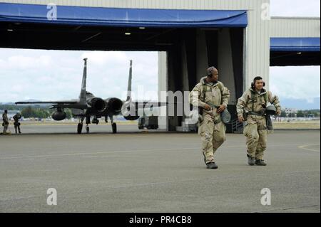 Oregon Air National Guard Senior Airman Nelson Chicas-Ramos (à droite) Le s.. Bryce Cunningham (à gauche) affecté à la 142e Escadre de chasse Groupe de maintenance, se préparer à récupérer un F-15 Eagle à la suite d'une sortie de formation au cours d'un exercice de préparation au combat à la base de la Garde nationale aérienne de Portland, Oregon, le 8 septembre 2018. Banque D'Images