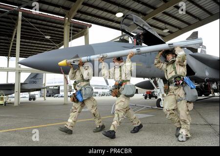 Oregon Air National Guard Senior Airman Nelson Chicas-Ramos (à droite) avec Maître Sgt. Michael Boudreau (centre) et le sergent. Bryce Cunningham (à gauche) retirer un missiles formation à partir d'un F-15C Eagle affecté à la 142e Escadre de chasse, la base de la Garde nationale aérienne de Portland, Oregon, après une sortie de l'après-midi dans le cadre de la préparation au combat, le 8 septembre 2018. Banque D'Images