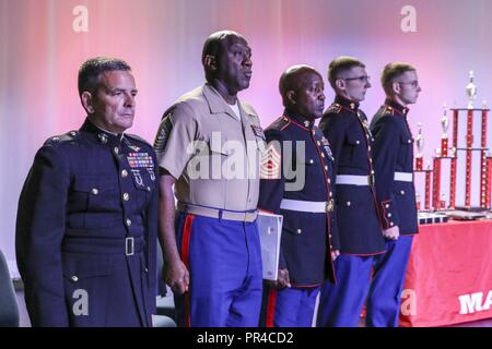 Le sergent major Ronald L. Green, sergent-major de la Marine Corps, présente des prix à l'École secondaire South Pender Junior Marine Corps Reserve Officer Training Corps Drill Team pour gagner le titre 2018 Marine Corps National JROTC Percer Champions à South Mitchell High School, Statesville, NC, le 6 septembre 2018. Les équipes doivent se qualifier pour participer au championnat. Pour 255 programmes JROTC Marine Corps, il n'y a que 15 places disponibles. Banque D'Images