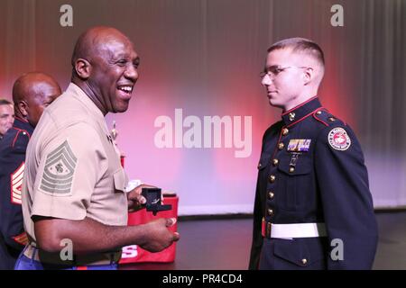 Le sergent major Ronald L. Green, sergent-major de la Marine Corps, présente des prix à l'École secondaire South Pender Junior Marine Corps Reserve Officer Training Corps Drill Team pour gagner le titre 2018 Marine Corps National JROTC Percer Champions à South Mitchell High School, Statesville, NC, le 6 septembre 2018. Les équipes doivent se qualifier pour participer au championnat. Pour 255 programmes JROTC Marine Corps, il n'y a que 15 places disponibles. Banque D'Images