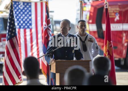 PEARL HARBOR (sept. 11, 2018) Le colonel Halsey Burks, Commandant, 15e Escadre, prend la parole lors du 11 septembre Cérémonie du Souvenir à la base commune Pearl Harbor-Hickam Fire Station Fédérale 6. La cérémonie a récompensé les actions héroïques de premiers intervenants et les près de 3 000 vies perdues il y a 17 ans. Banque D'Images