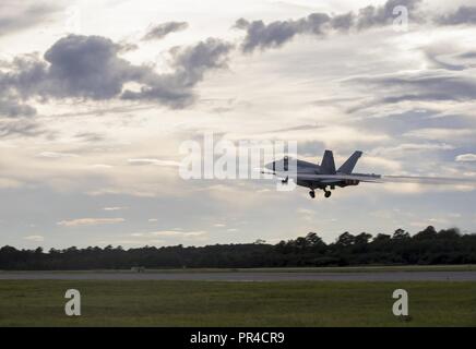 VIRGINIA BEACH, en Virginie (sept. 11, 2018) En vue de l'arrivée de l'ouragan Florence, un F/A-18C Super Hornet de Strike Fighter Squadron (VFA) 83 part Naval Air Station Oceana dans le cadre de l'évacuation des initiatives visant à assurer la sécurité du personnel et éviter les dommages à l'actif de la Marine comme d'une mesure proactive. Plus de 100 routes de Hampton basé aéronefs affectés à la Marine, commandant de l'Atlantique de la Force aérienne ont quitté la région à la suite de l'orage. Les avions sont détournés de leurs bases en six autres États qui ne sont pas menacées par l'ouragan. Commandant, Commandement de la flotte américaine a ordonné à tous les U.S Banque D'Images