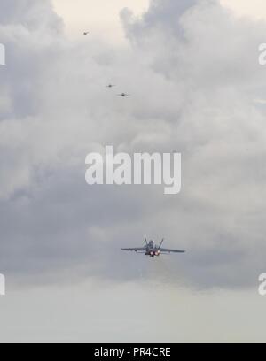 VIRGINIA BEACH, en Virginie (sept. 11, 2018) En vue de l'arrivée de l'ouragan Florence, F/A-18F Super Hornet de Strike Fighter Squadron (VFA) Départ 32 Naval Air Station Oceana dans le cadre de l'évacuation des initiatives visant à assurer la sécurité du personnel et éviter les dommages à l'actif de la Marine comme d'une mesure proactive. Plus de 100 routes de Hampton basé aéronefs affectés à la Marine, commandant de l'Atlantique de la Force aérienne ont quitté la région à la suite de l'orage. Les avions sont détournés de leurs bases en six autres États qui ne sont pas menacées par l'ouragan. Aux États-Unis, commandant du Commandement de la flotte américaine a ordonné à tous les N Banque D'Images