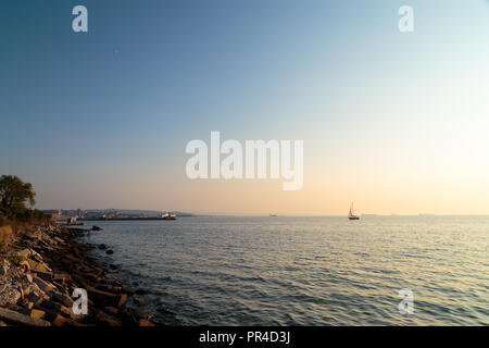 Coucher du soleil à la plage ci-dessous le phare de Trieste, Frioul-Vénétie Julienne, Italie Banque D'Images