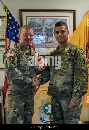 Le colonel Thomas M. Hough, commandant du régiment de cavalerie 2d, reconnaît le s.. Wallace Santos, chef d'escouade d'armes, 3e Peloton, Ghost Troop, 2e Escadron, 2CR, avec une unité de monnaie à la caserne de Rose, de l'Allemagne, le 7 septembre 2018. Santos a terminé avec succès l'armée américaine Ranger l'école plus tôt cet été à Fort Benning, en Géorgie. Banque D'Images