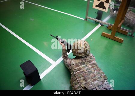 Une cartouche s'éloigne de la carabine M4 de l'armée américaine comme le Sgt. Bretagne Bell, attribués à des Forces alliées Nord (AFNORTH) Bataillon, feux dans la tendance à la position non pris en charge 25 mètres sur la plage de la Base Aérienne de Chièvres, Belgique, le 6 septembre 2018. Banque D'Images