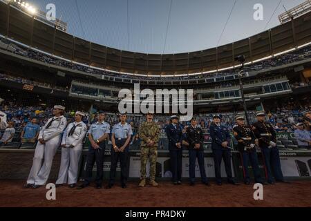 Membres de l'armée américaine lors d'un hommage aux Royals de Kansas City, à la cérémonie de reconnaissance de service Kauffman Stadium, le 11 septembre 2018, à Kansas City, Mo. Le KC Royals reconnu des soldats, marins, aviateurs, gardes côtes et des marines ainsi que les anciens combattants blessés et victimes d'attentats terroristes du 11 septembre des Royals de Kansas City, au cours de la Nuit des Forces armées en 2018. Banque D'Images