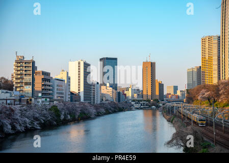 Sotobori Park est célèbre les fleurs de cerisier qui suit le long de la douve de la gare JR de Chuo-Line Sobu-Line,à partir de la gare d'Iidabashi station Yotsuya Banque D'Images