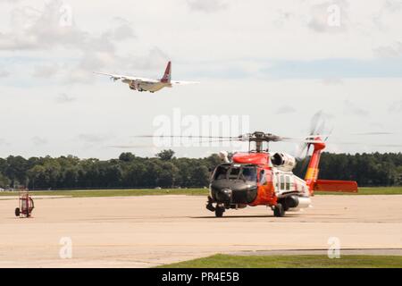 Les gardes côte à Air Station Elizabeth City, Caroline du Nord, déplacer l'air actifs hors de la zone d'impact potentiel de l'ouragan Florence, le 12 septembre 2018. La Garde côtière est stratégiquement déménagement actifs pour les protéger de l'impact de la tempête, tout en veillant à ce qu'ils sont dans une position optimale pour la réponse. Banque D'Images