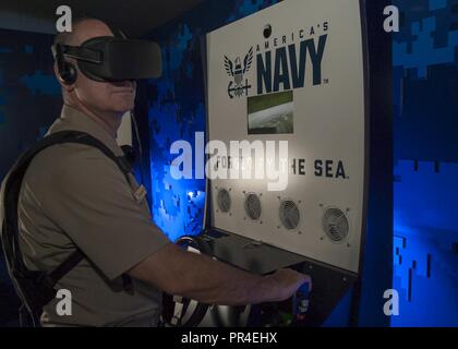 MILLINGTON, Tennessee (sept. 12, 2018) Le recrutement dans la Marine, Commandant, Commandement SMA arrière. Brendan R. McLane a eu l'occasion de l'expérience de la Marine, de l'actif de réalité virtuelle du le "Nimitz", lors d'une visite prévue à Millington Central High School. L'expérience consiste à passer par une série d'exercices, en commençant par un exposé, avant de participer à une grande vitesse virtuelle l'extraction de l'eau d'un Navy SEAL team c'est coincé sous le feu de l'ennemi. Le Nimitz est nommé d'après le SMA de la flotte. Chester Nimitz, originaire de Fredericksburg, au Texas, qui a commandé la Flotte américaine du Pacifique pendant la DEUXIÈME GUERRE MONDIALE. Banque D'Images