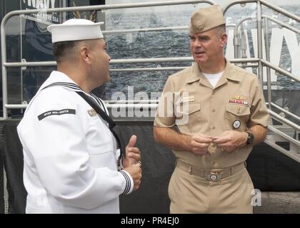 MILLINGTON, Tennessee (sept. 12, 2018) Le recrutement dans la Marine, Commandant, Commandement SMA arrière. Brendan R. McLane parle à conseiller Marine 1ère classe Marcus Arocha, un recruteur affecté à l'acquisition de talents de la Marine, de la Force de la Marine Mid-South de réalité virtuelle du bien, le "Nimitz", lors d'une visite prévue à Millington Central High School. L'expérience consiste à passer par une série d'exercices, en commençant par un exposé, avant de participer à une grande vitesse virtuelle l'extraction de l'eau d'un Navy SEAL team c'est coincé sous le feu de l'ennemi. Le Nimitz est nommé d'après le SMA de la flotte. Chester Nimitz, natif Banque D'Images