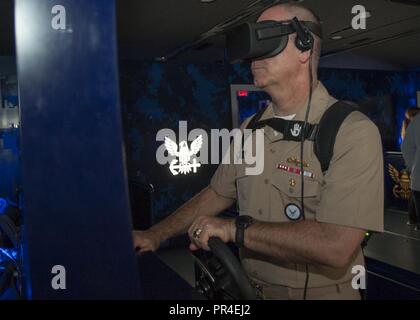 MILLINGTON, Tennessee (sept. 12, 2018) Le recrutement dans la Marine, Commandant, Commandement SMA arrière. Brendan R. McLane a eu l'occasion de l'expérience de la Marine, de l'actif de réalité virtuelle du le "Nimitz", lors d'une visite prévue à Millington Central High School. L'expérience consiste à passer par une série d'exercices, en commençant par un exposé, avant de participer à une grande vitesse virtuelle l'extraction de l'eau d'un Navy SEAL team c'est coincé sous le feu de l'ennemi. Le Nimitz est nommé d'après le SMA de la flotte. Chester Nimitz, originaire de Fredericksburg, au Texas, qui a commandé la Flotte américaine du Pacifique pendant la DEUXIÈME GUERRE MONDIALE. Banque D'Images