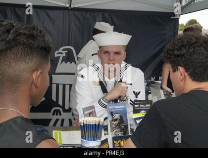 MILLINGTON, Tennessee (sept. 12, 2018) Technicien en électronique 2e classe Jacob Hayden, un recruteur de la Marine affecté à la Force d'acquisition de talents, aux étudiants Mid-South parle de Millington Area High School. Au cours de la visite, les étudiants ont eu l'occasion de l'expérience de la Marine est actif, la réalité virtuelle "Nimitz." L'expérience consiste en une série d'exercices, en commençant par un exposé, avant de participer à une grande vitesse virtuelle l'extraction de l'eau d'un Navy SEAL team c'est coincé sous le feu de l'ennemi. Le Nimitz est nommé d'après le SMA de la flotte. Chester Nimitz, originaire de Fredericksburg Banque D'Images